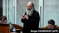 Митрополит УПЦ (МП) Павло (Петро Лебідь), екснамісник Києво-Печерської лаври, у суді під час обрання йому запобіжного заходу. Йому оголосили підозру за двома статтями Кримінального кодексу України, 1 квітня 2023 року