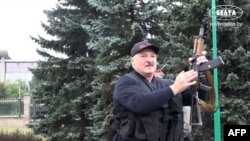 Autocratul de la Minsk, Alexandr Lukașenko. Fostul șef de colhoz se află neîntrerupt la putere din 1994. Opoziția și Occidentul spun că al șaselea mandat, obținut în august 2020, este rezultat al fraudării grosolane a alegerilor, câștigate de fapt de Svetlana Țihanovskaia.