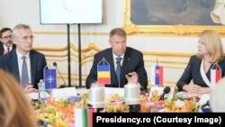 Președintele Klaus Iohannis la summitul B9 de la Bratislava, cu liderul NATO Jens Stoltenberg și președinta Slovaciei Zuzanna Caputova. 06 iunie 2023.