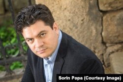 Cristian Măcelaru consideră că ar fi bine ca fiecare copil să cânte măcar un an la un instrument, nu neapărat pentru o carieră în muzică, ci pentru a fi complet ca om.