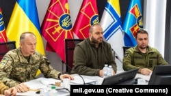 Головнокомандувач ЗСУ Олександр Сирський (праворуч), міністр оборони Рустем Умєров (посередині) і начальник ГУР Кирило Буданов під час попереднього засідання Контактної групи з оборони України, 14 лютого 2024 року