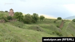 Սուրբ Աստվածածին եկեղեցին և սահմանի մոտ տեղադրված ուղղորդող սյունը, Ոսկեպար, 17-ը մայիսի, 2024թ․