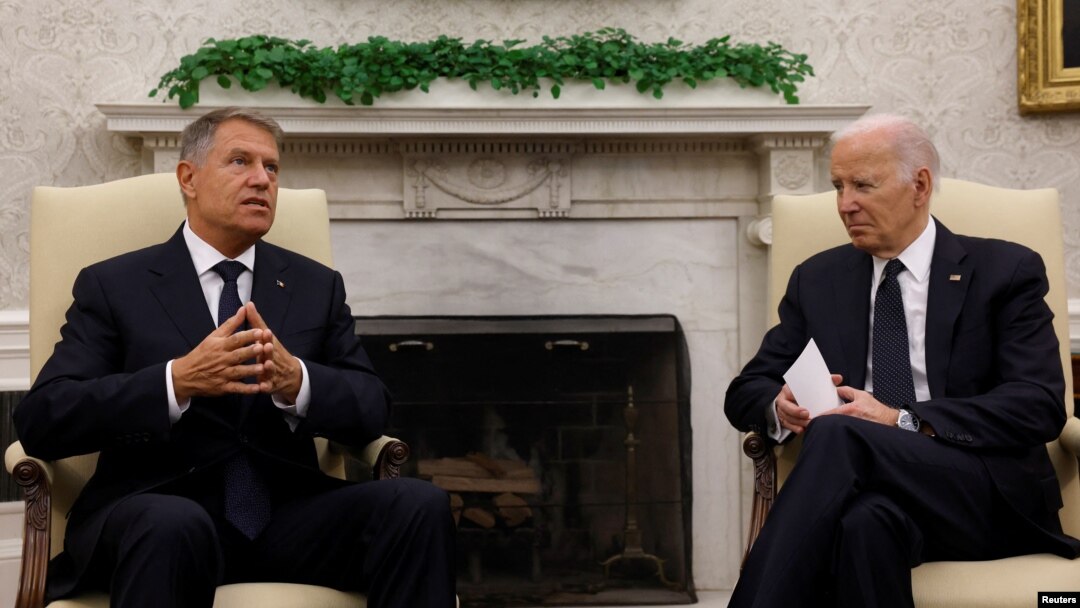 Președintele Klaus Iohannis (stânga) și omologul său american, Joe Biden, au discutat la Casa Albă despre cererea Ucrainei de a primi mai multe sisteme de apărare antiaeriană Patriot.