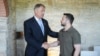 Președintele român Klaus Iohannis (stânga) și președintele ucrainean Volodimir Zelenski, la Summitul Comunității Politice Europene din Republica Moldova, 1 iunie 2023