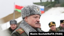 Олександр Лукашенко у військовій формі 17 лютого 2022 року під час аналогічних російсько-білоруських навчань. Через тиждень після цього Росія розпочала повномасштабне вторгнення в Україну