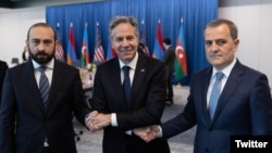 ԱՄՆ պետքարտուղար Էնթոնի Բլինքենը ողջունում է Հայաստանի և Ադրբեջանի արտգործնախարարներ Արարատ Միրզոյանին և Ջեյհուն Բայրամովին, Վաշինգտոնի արվարձան Արլինգթոն,1-ը մայիսի, 2023թ.