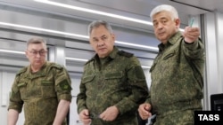 Міністр оборони РФ Сергій Шойгу (у центрі) під час перевірки передового пункту управління одного із об'єднань Західного угруповання військ РФ