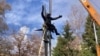 У Львові демонтували скульптуру, встановлену на честь радянської космонавтки і нинішньої депутатки Держдуми Росії