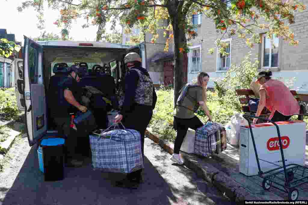 Ще одна адреса. Тут жінка вже все підготувала і винесла на вулицю: декілька сумок із речами, телевізор і «кравчучка».