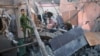 Палестинците бараат спасувачки предмети во урнатините на зграда уништена за време на израелското бомбардирање во Рафах, на југот на Појасот Газа, на 2 декември 2023 година.