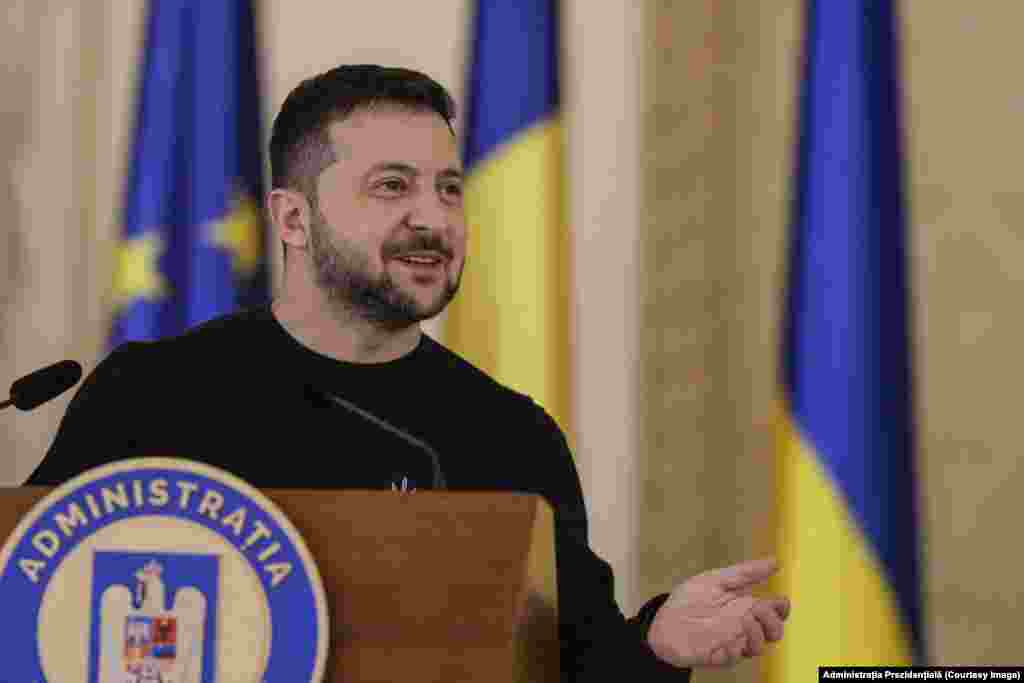Volodimir Zelenski a acordat interviuri la patru televiziuni naționale și a vorbit despre subiectul &bdquo;limbii moldovenești&rdquo;. &bdquo;Sincer, dacă pot răspunde sincer, nu văd nicio problemă globală în asta. Nu văd nicio problemă cu acest lucru. Înţeleg. Unii oameni ar spune că Moldova este România. Pentru mine, această problemă nu e presantă&rdquo;, a spus Zelenski.&nbsp;
