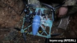 В руках у військовослужбовця 14 окремого полку ЗСУ – FPV-дрон з прикріпленою 60 мм осколковою міною, Запорізький напрямок, листопад 2023 року