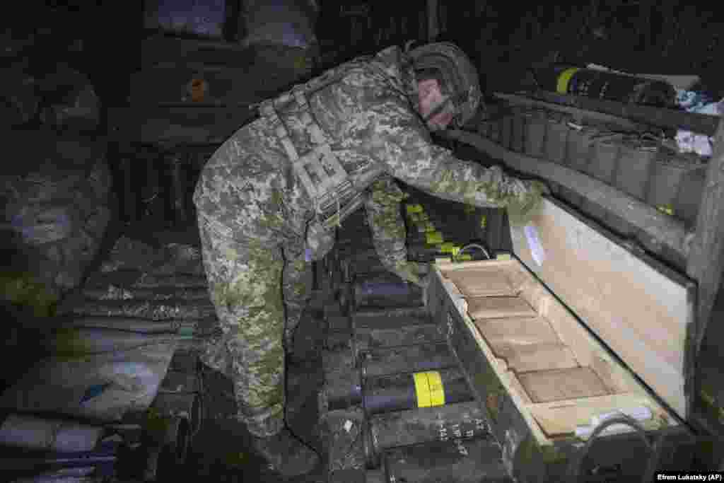 Український військовий оглядає запаси боєприпасів у схроні. У лютому ЗСУ, зокрема через брак боєприпасів, були вимушені відійти зі зруйнованої російськими обстрілами Авдіївки. Захоплення цього міста вважається найбільшим здобутком військ РФ за два роки війни проти України, з моменту окупації Бахмуту в травні 2023 року