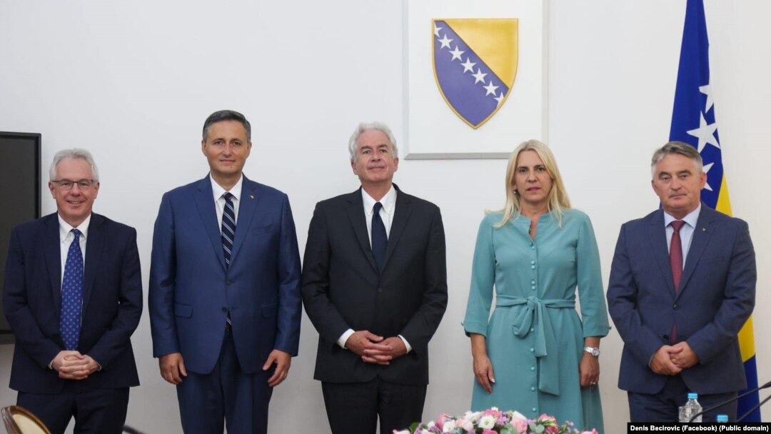 Direktor CIA-e Vilijam Berns (u sredini) s članovima Predsedništva BiH Željkom Komšićem (skroz desno), Željkom Cvijanović (desno) i Denisom Bećirovićem (levo) i američkim ambasadorom u Sarajevu Majklom Marfijem (skroz levo), Sarajevo 20. avgust 2024.