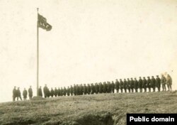 Подъем флага СССР на острове Врангеля 20 августа 1924 г. членами экипажа канонерской лодки "Красный Октябрь", п-ов Чукотка
