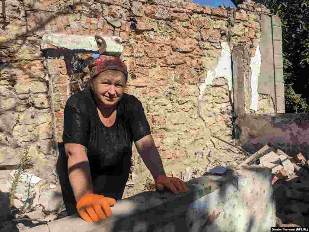 «Я хочу тут жити. Якщо нам не відбудуть будинок, ми самі це зробимо з цегли, яку натаскали. Будемо так жити», – каже Тетяна