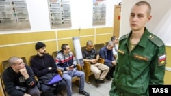 Призывники в военкомате