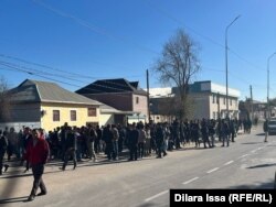 Около 400 мигрантов, обвиняемых в незаконном пребывании в Казахстане, уже несколько дней ждут суда. Туркестанская область, 4 ноября 2023 года.