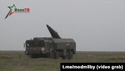 Білоруський ракетний підрозділ відпрацьовує запуск тактичних ракет з можливою ядерною боєголовкою на російському війському полігоні. Квітень 2023 року