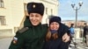 Кирилл Чистяков вместе с мамой Ириной перед отправкой в армию.