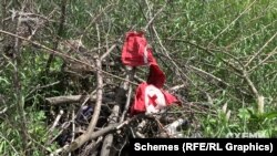 На момент зйомки, через два місяці після окупації частина волонтерського одягу все ще лежала на узбіччі