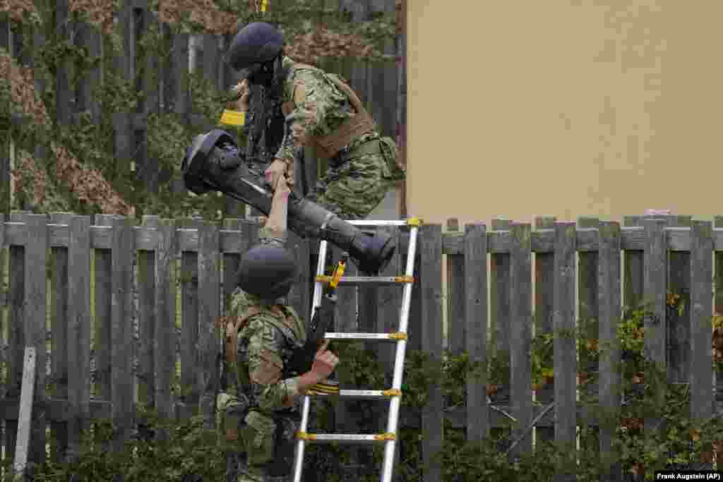 Украиналык жоокерлер жөө аскерлерди даярдоонун кыска курсун окуп жатышат. Аларды курал кармоону, биринчи жардам көрсөтүүнү үйрөнүп, шаарды кайтаруу тактикасын жана согуш мыйзамдарын окуп жатышат.&nbsp; &nbsp;