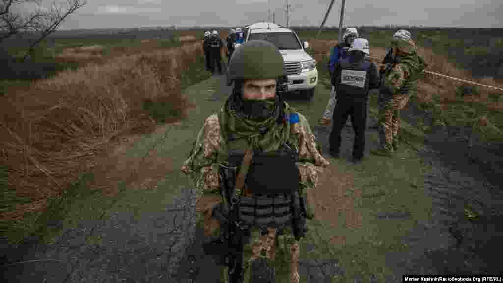 Точка розведення сил та засобів. Звідси за процесом слідкували представники СММ ОБСЄ