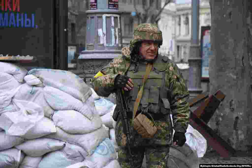 Серед бійців є і молоді, і літні люди. Усі кажуть, що готові відбивати атаки. Одеса, 5 березня 2022 року