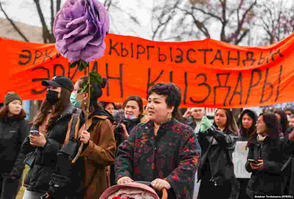 Иш-чаранын уюштуруучулары бул жылы марштын темасы катары бүткүл дүйнө аялдарынын согушка каршы тилектештиги тандалганын билдиришти.