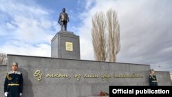 Турдакун Усубалиевдин эстелиги.