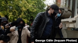 Florin Cîțu a venit la întâlnirea cu Dacian Cioloș, în vederea formării unui nou guvern, în stil casual. Geacă, blugi, bocanci și același mesaj de la începutul săptămânii: USR să caute majoritatea la PSD și AUR.