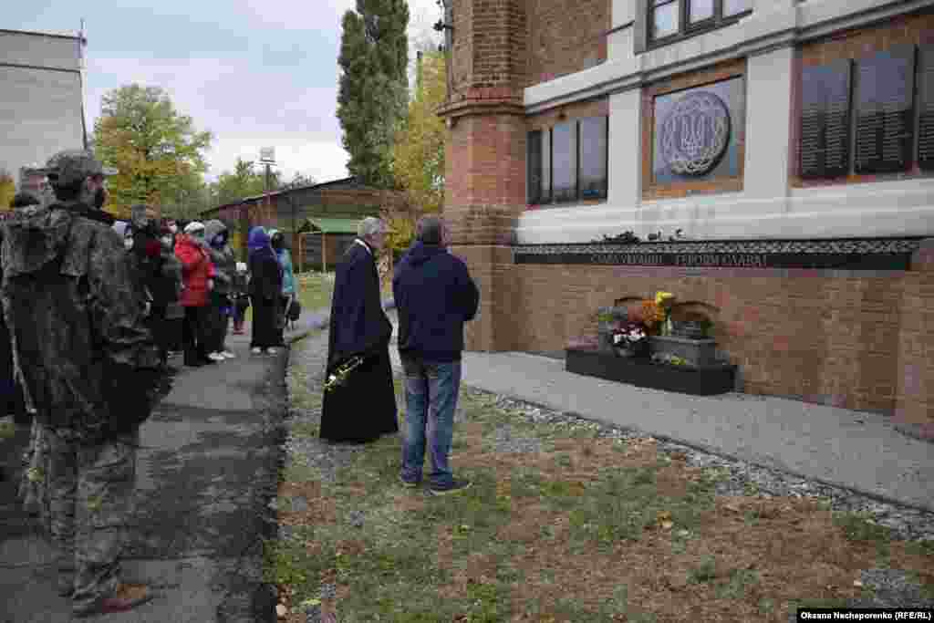 У Харкові помолилися за загиблими захисниками України. Панахиду за всіма загиблими захисниками і захисницями України провели на подвір’ї храму Святого Іона Богослова біля меморіалу загиблим