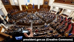 Верховна Рада 21 вересня схвалила закон, який регулює питання реалізації прав і свобод осіб, які належать до національних меншин (спільнот) України