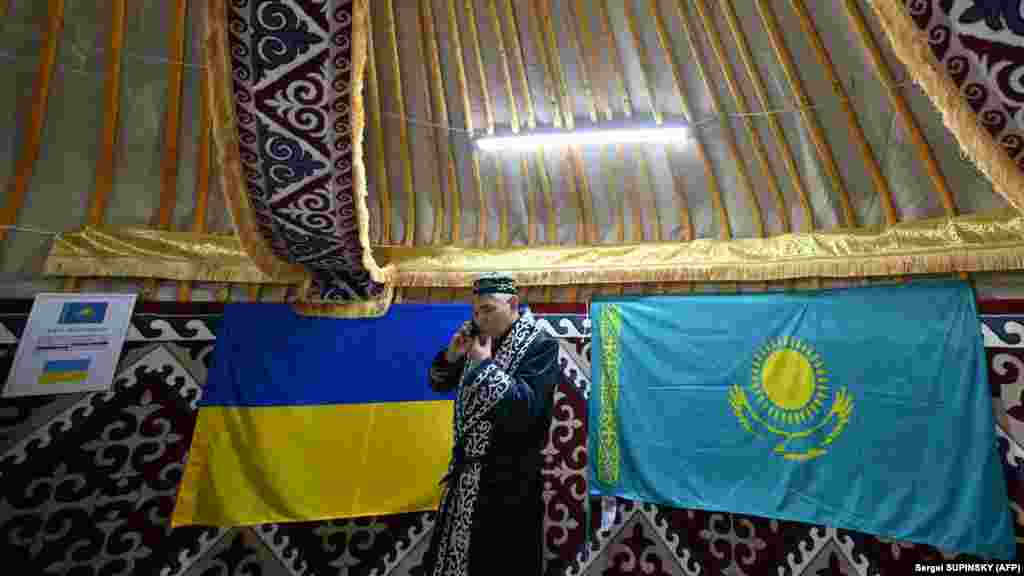 Казак элинин улуттук кийимин кийген ыктыярчы. 