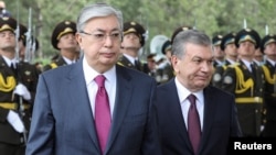 Өзбекстандын президенти Шавкат Мирзиёев (оңдо) расмий сапар менен келген казакстандык кесиптеши Касым-Жомарт Токаев менен. Ташкент, 2019-жылдын апрели. 