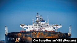 Члены Greenpeace пытаются остановить российский танкер «Усть-Луга», доставляющий нефть в Норвегию. 5 апреля 2022 года