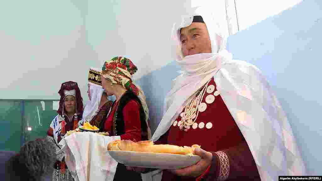 Көргөзмөдөгү апалар. 