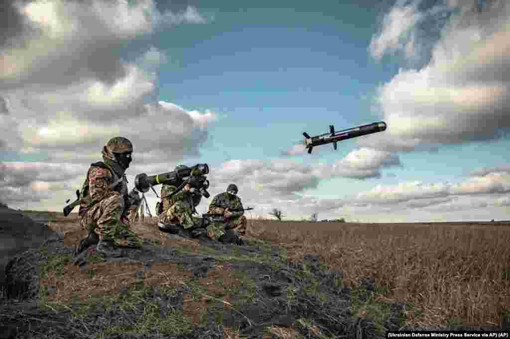 Ракети Javelin Спершу ця зброя вважалась однією з ключових у боротьбі з російською бронетехнікою, але через вартість у понад 200 000 доларів за ракету Javelin почали заміняти «Джавеліни» на набагато дешевший вид озброєння – FPV-дрони. З початку 2022 року близько половини американських запасів, близько 25 000 «Джавелінів», були відправлені в Україну. Значна частина пакету військової допомоги, про який було оголошено 30 грудня – не конкретизована, включаючи «засоби звʼязку, навчання, програмне забезпечення, одяг та індивідуальне спорядження»