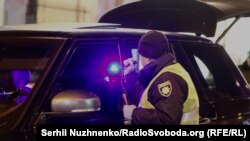 Ввечері 1 грудня невідомий у центрі Києва стріляв в автомобіль, у салоні якого перебувала родина. Куля влучила у трирічного хлопчика, який, за даними поліції, від травм помер дорогою у лікарню