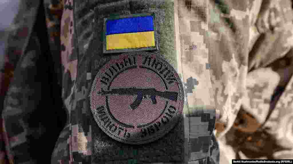 Військовий ЗСУ на передових позиціях. Напис на його шевроні: «Вільні люди мають зброю». Київщина, 17 березня 2022 року