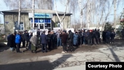 Лейлек прокуратурасынын алдындагы акция. 2022-жылдын 25-марты.