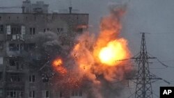 Попри постійні обстріли, російські військові блокували усі виїзди з Маріуполя, кажуть очевидці