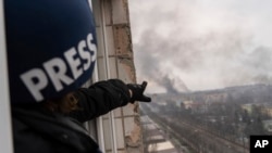 За даними ІМІ, з 2014 року 15 медійників – шість українських та дев’ять іноземних – загинули під час виконання професійної діяльності