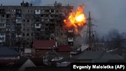 Житловий будинок в Маріуполі після обстрілу російських військових, 11 березня 2022 року. Фото Євгена Малолєтки