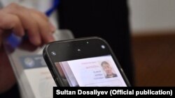"Телефондон эле QR-кодду басса, эл каттоочу тууралуу маалымат чыгат". Кыргызстанда 25-марттан тарта элди жана турак жайларды каттоо башталды.