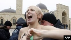 Акция Femen "Международный топлесс-джихад" у мечети в Киеве, 4 апреля 2013 года.