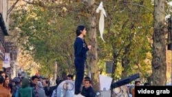 «ویدا موحد»، معترض به حجاب اجباری، در خیابان انقلاب تهران