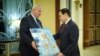 Министр иностранных дел Украины Андрей Сибига передает икону госсекретарю США Марко Рубио. Джидда (Саудовская Аравия), февраль 2025 года