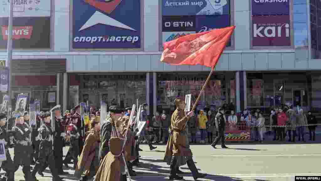 Шествие "Бессмертного полка" во время парада Победы в Архангельске 
