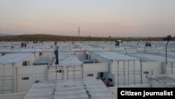 Менее чем через две недели после регистрации первых случаев COVID-19 в Узбекистане в карантинных центрах находилось более 28 тысяч человек. Некоторые центры построены из грузовых контейнеров и напоминают лагеря для беженцев.